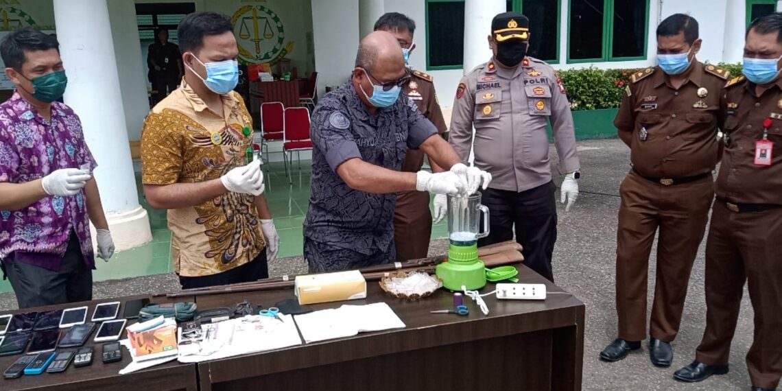 Kajari Bengkayang Musnahkan Barang Bukti Yang Sudah Berkekuatan Hukum Tetap