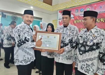 Tiga Orang Guru Natuna Menerima Piagam Penghargaan Gubernur Kepulauan Riau