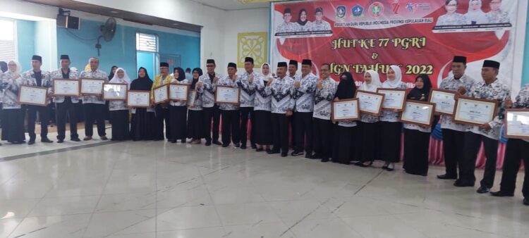 Tiga Orang Guru Natuna Menerima Piagam Penghargaan Gubernur Kepulauan Riau