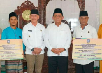 Didampingi Wakil Bupati Natuna Gubernur Serahkan Bantuan Masjid di Sedanau