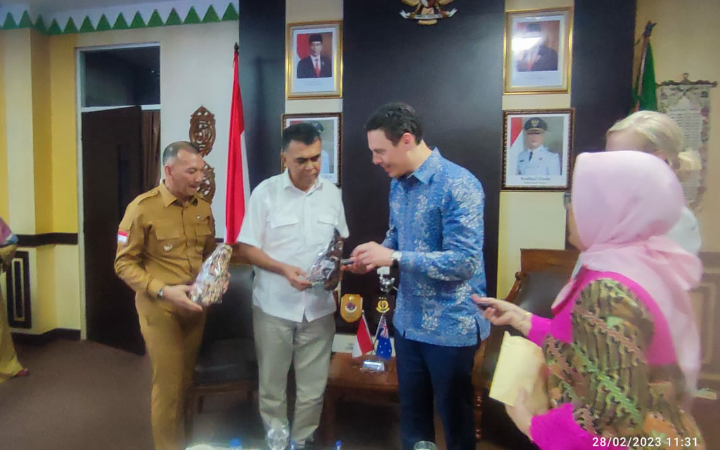 Konsulat Australia Datangi Bupati Natuna : Ada Apaya?