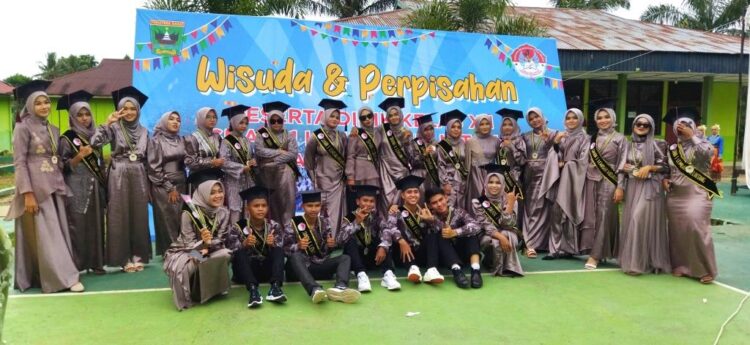 Wisuda Siswa-siswi Kelas XII SMAN 1 Lembah Melintang Sekaligus Gelar Perpisahan