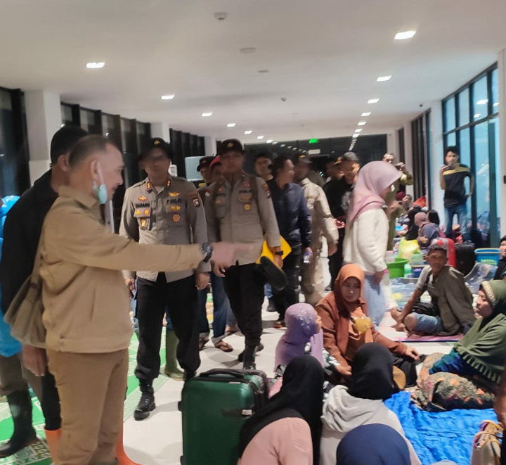 Lonsor di Serasan 27 Rumah Tertimbun Tanah 