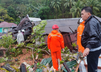 Lonsor di Serasan 27 Rumah Tertimbun Tanah 
