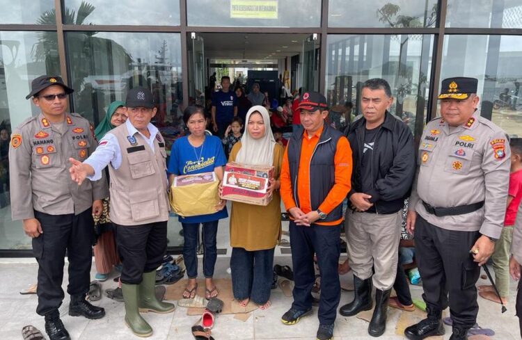 Ansar Ahmad & Rombongan Serahkan Bantuan Bencana Tanah Longsor Diposko Tanggap Darurat Di Serasan