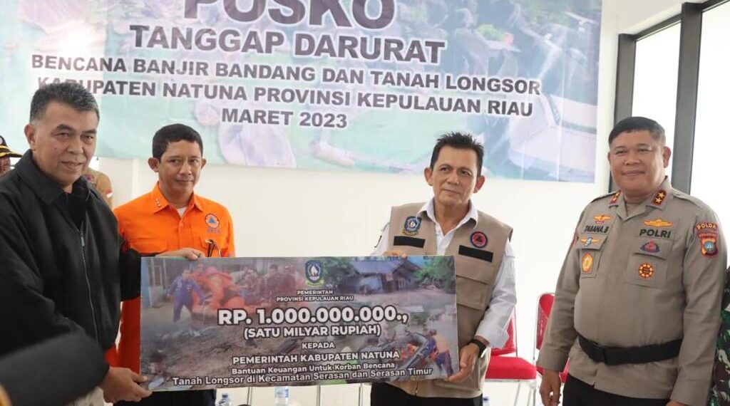 Ansar Ahmad & Rombongan Serahkan Bantuan Bencana Tanah Longsor Diposko Tanggap Darurat Di Serasan