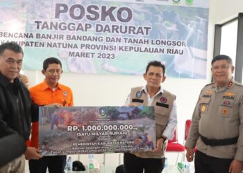 Ansar Ahmad & Rombongan Serahkan Bantuan Bencana Tanah Longsor Diposko Tanggap Darurat Di Serasan