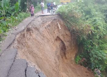 Hujan Deras Guyur V Koto Timur Jalan Lakuak Landie Amblas Sedalam Belasan Meter