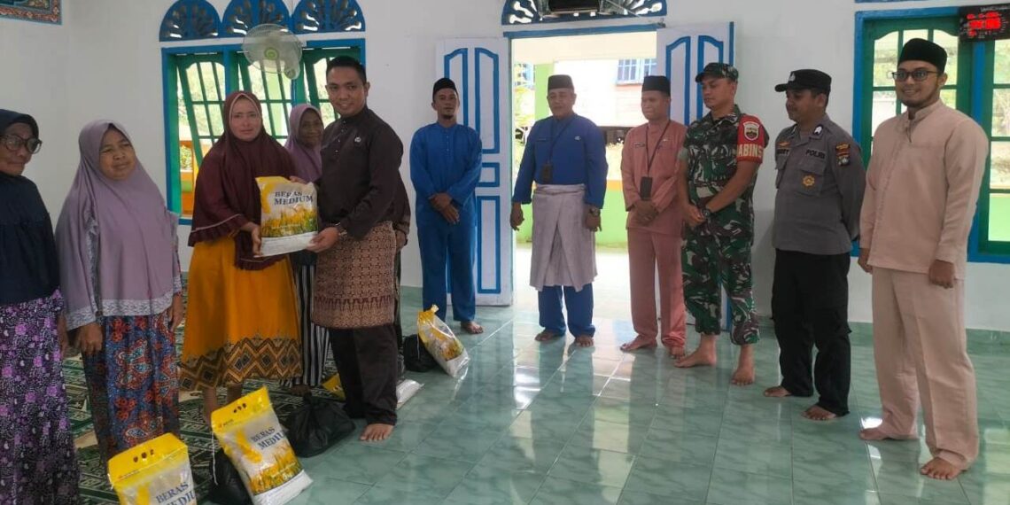 Safari Ramadhan BPKAD Pemkab Lingga Bagikan Sembako Ke Masyarakat Desa Duara