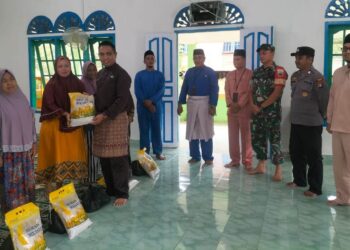 Safari Ramadhan BPKAD Pemkab Lingga Bagikan Sembako Ke Masyarakat Desa Duara