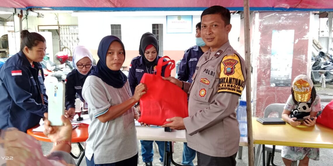 P2KAPL Tanjungpinang Bagikan Bingkisan Kepada Pedagang