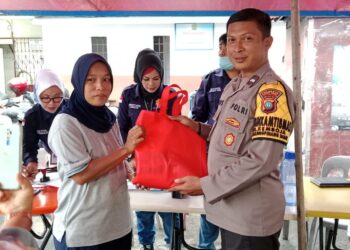 P2KAPL Tanjungpinang Bagikan Bingkisan Kepada Pedagang