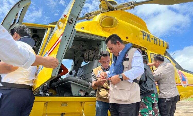 Ansar Ahmad & Rombongan Serahkan Bantuan Bencana Tanah Longsor Diposko Tanggap Darurat Di Serasan