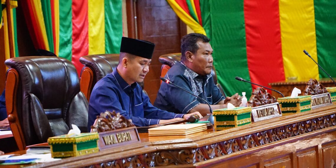 Pada Paripurna DPRD Lingga Pemkab Sampaikan LKPJ Tahun 2022 & RANPERDA