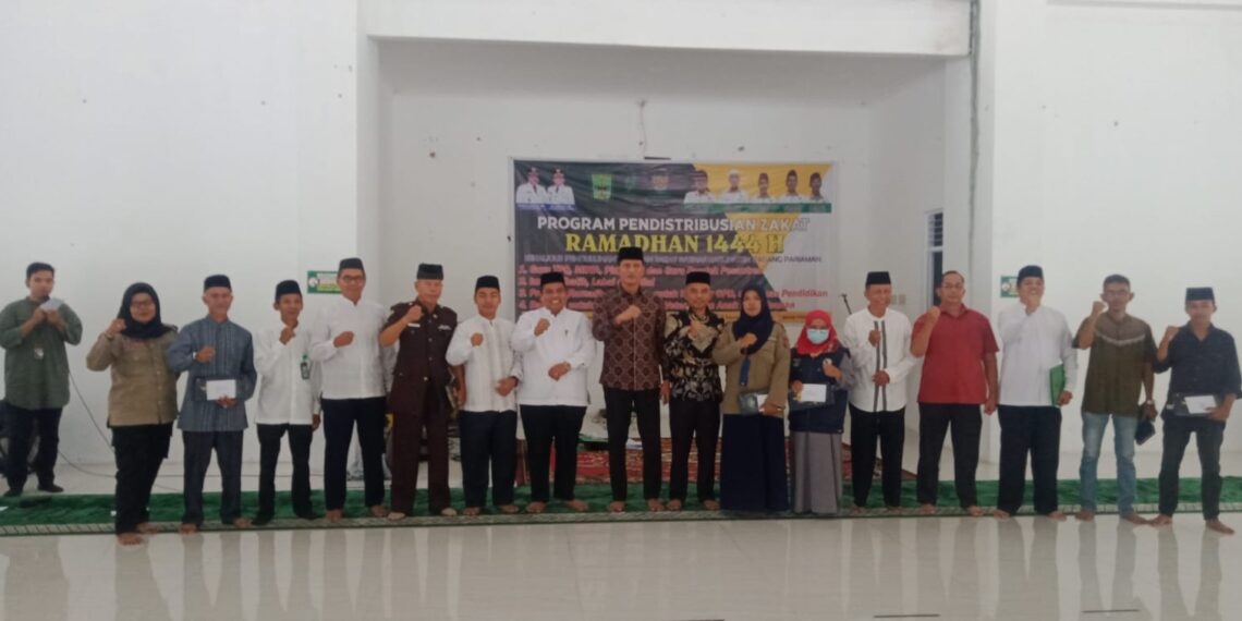 Bupati Serahkan Bantuan Sekaligus Kukuhkan Relawan Zakat Baznas Kabupaten Padang Pariaman