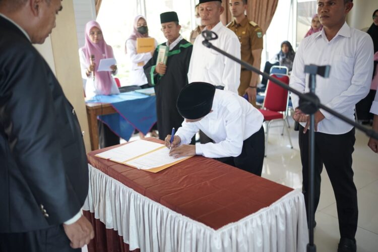 Camat lantik 5 Orang Banmus Terpilih Didesa Sikucua Timur Priode 2023-2029