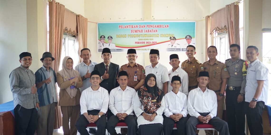 Camat lantik 5 Orang Banmus Terpilih Didesa Sikucua Timur Priode 2023-2029