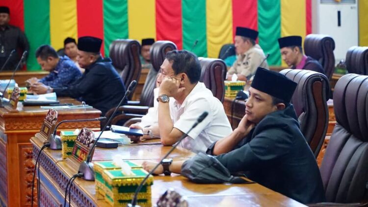 Pada Paripurna DPRD Lingga Pemkab Sampaikan LKPJ Tahun 2022 & RANPERDA