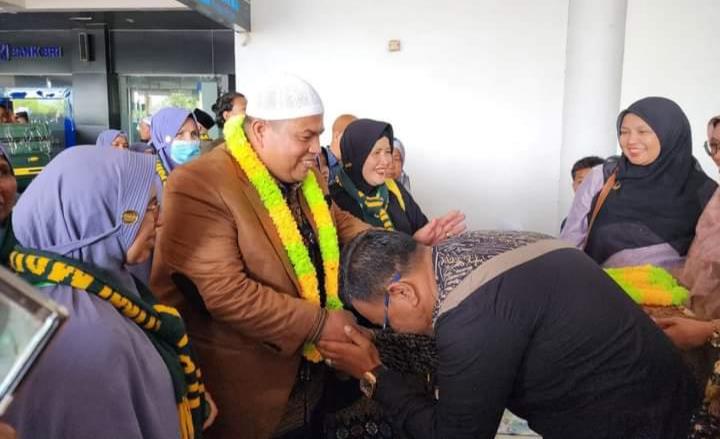 Bupati Suhatri Bur Beserta Rombongan Tiba di Tanah Air, Usai Laksanakan Ibadah Umrah