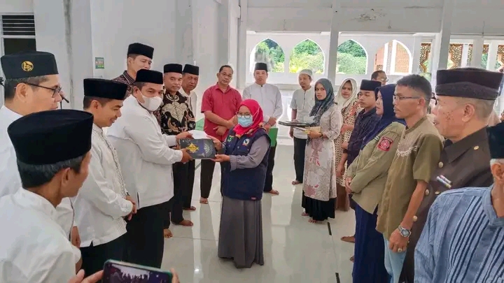 Bupati Serahkan Bantuan Sekaligus Kukuhkan Relawan Zakat Baznas Kabupaten Padang Pariaman