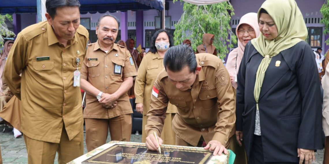 Gubernur Resmikan Rumdin Guru SMAN 1 Kijang, Sekialigus Motivasi Para Siswa