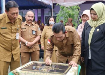 Gubernur Resmikan Rumdin Guru SMAN 1 Kijang, Sekialigus Motivasi Para Siswa