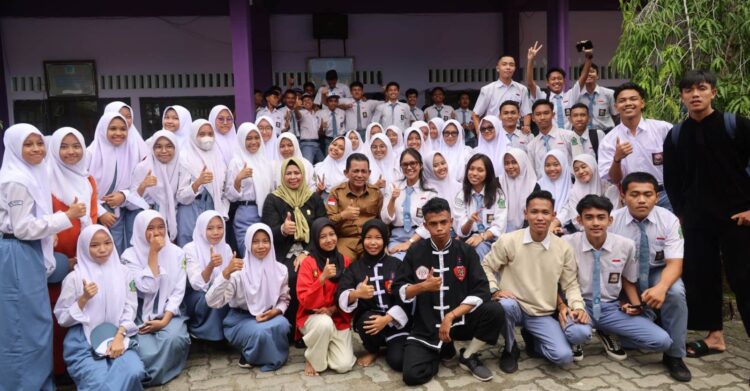 Gubernur Resmikan Rumdin Guru SMAN 1 Kijang, Sekialigus Motivasi Para Siswa