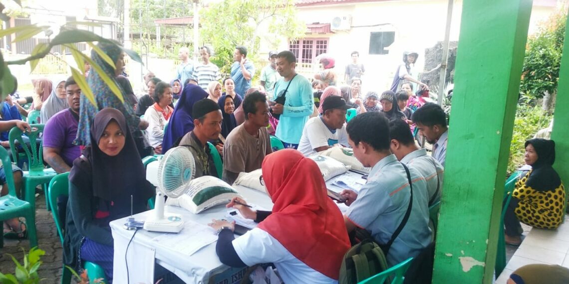 Petugas PT.Pos Indonesi Bagikan Beras Bulog Kepada Warga Di Kantor Lurah Tanjung Unggat