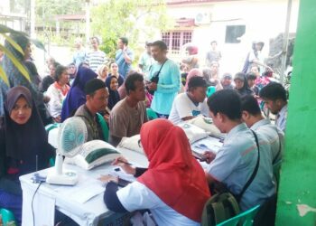 Petugas PT.Pos Indonesi Bagikan Beras Bulog Kepada Warga Di Kantor Lurah Tanjung Unggat