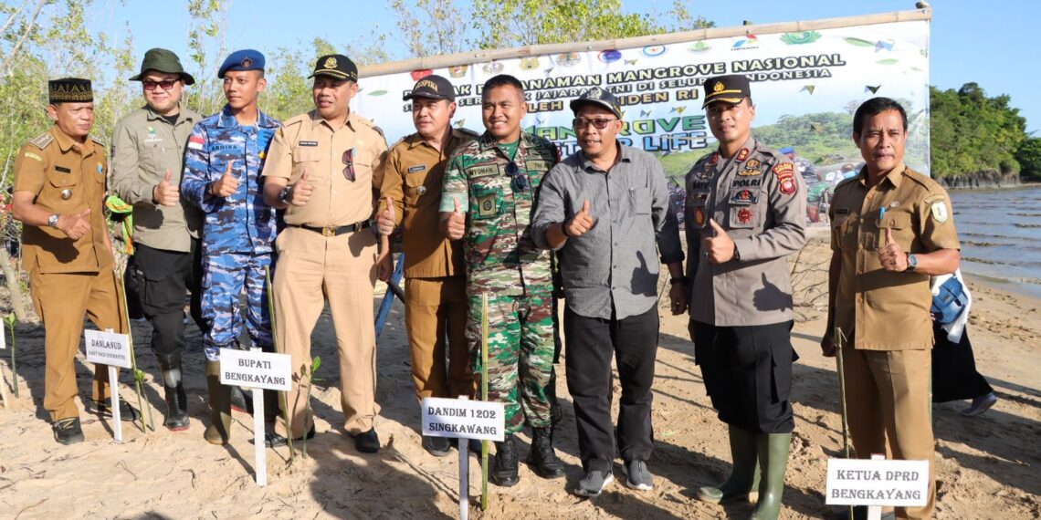 Kapolres Dan TNI Bersama Pemerintah Daerah Bengkayang Hadiri Penanaman Mangrove Nasional