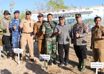 Kapolres Dan TNI Bersama Pemerintah Daerah Bengkayang Hadiri Penanaman Mangrove Nasional