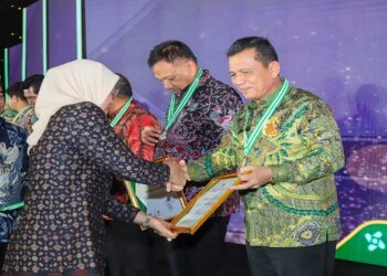 Gubernur Ansar Saat Menerima Penghargaan Pembina K3 Terbaik Tahun 2023. Foto Ist