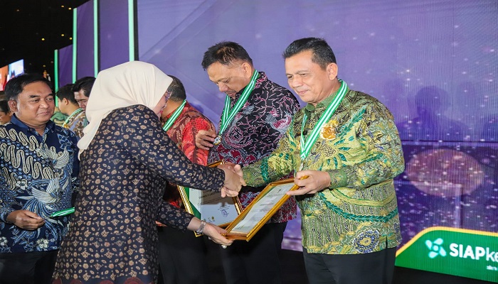 Gubernur Ansar Saat Menerima Penghargaan Pembina K3 Terbaik Tahun 2023. Foto Ist