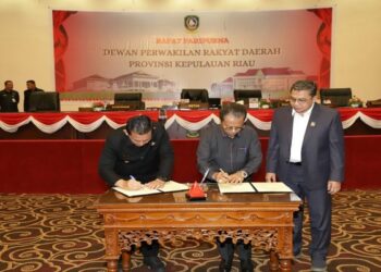 Ketua DPRD Kepri, Jumaga Nadaeak Bersama Gubernur Kepri Ansar Ahmad Saat Menandatangani Persetujuan Ranperda LPP APBD Tahun 2022. Foto Ist