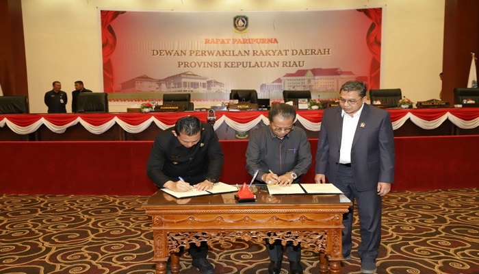Ketua DPRD Kepri, Jumaga Nadaeak Bersama Gubernur Kepri Ansar Ahmad Saat Menandatangani Persetujuan Ranperda LPP APBD Tahun 2022. Foto Ist