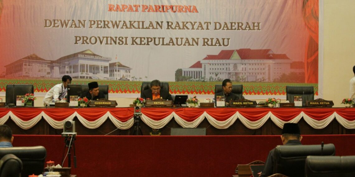 Ketua DPRD Kepri Jumaga Nadeak Saat Memimpin Rapat Paripurna. Foto Ist