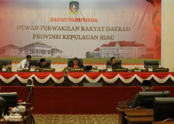 Ketua DPRD Kepri Jumaga Nadeak Saat Memimpin Rapat Paripurna. Foto Ist