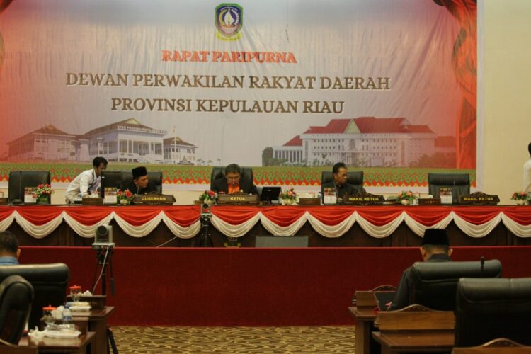 Ketua DPRD Kepri Jumaga Nadeak Saat Memimpin Rapat Paripurna. Foto Ist