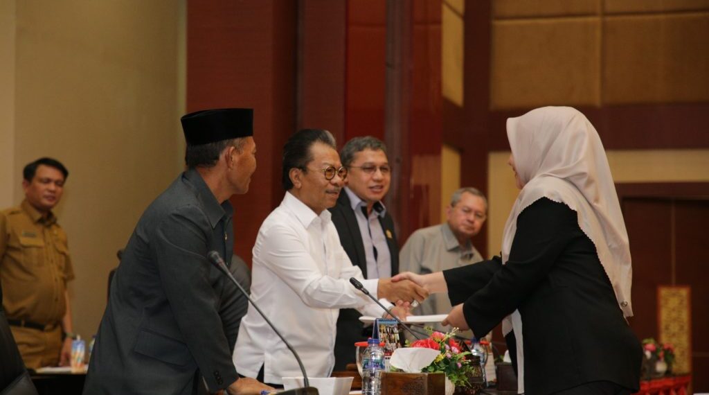 Ketua DPRD Kepri Jumaga Nadeak Saat Menerima Laporan Akhir Fraksi. Foto Ist
