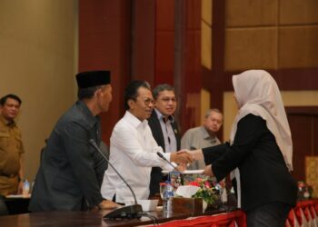Ketua DPRD Kepri Jumaga Nadeak Saat Menerima Laporan Akhir Fraksi. Foto Ist