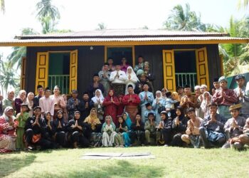 Sekda Bintan Ronny Kartika Foto Bersama Usai Kenduri Rumah Tua Melayu. Foto Ist