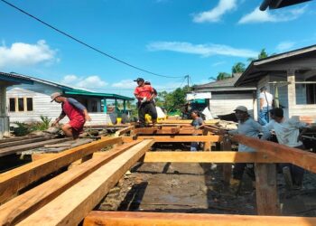 Warga Saat Mengerjakan Pembangunan Jembatan Desa Duara. Foto Ronny