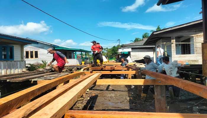 Warga Saat Mengerjakan Pembangunan Jembatan Desa Duara. Foto Ronny