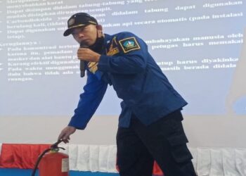 Petugas Damkar Kijang, Jasmin Hadi Saat Memberikan Pemahaman Terkait Pemadaman Api. Foto Ist