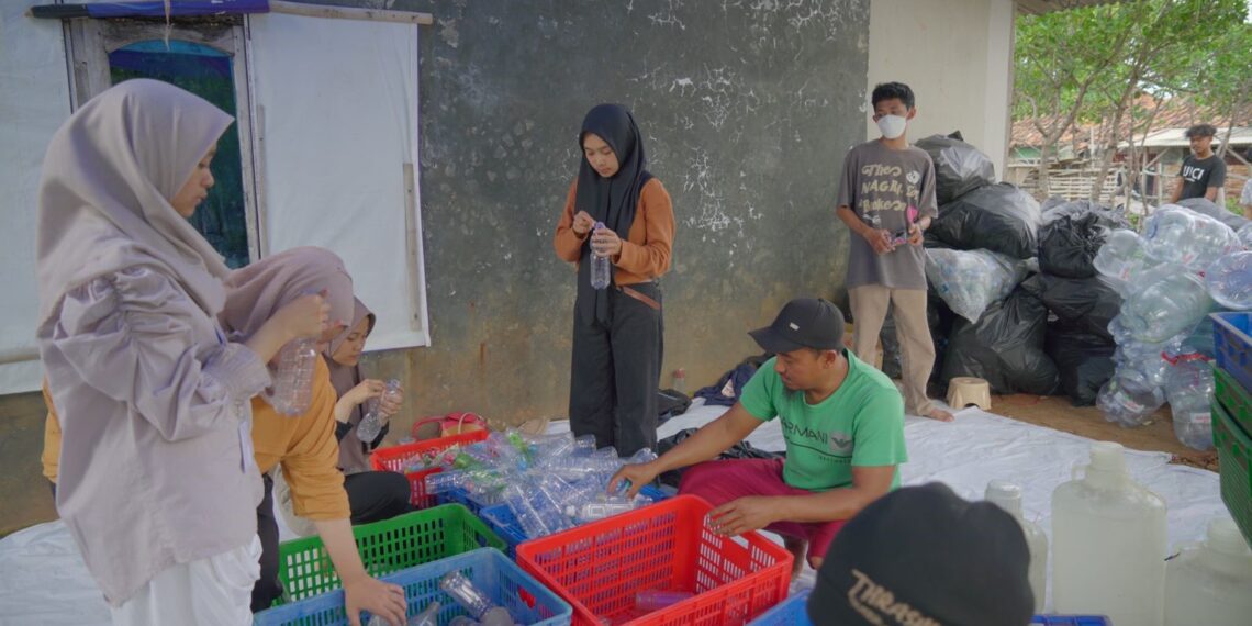 Bio Farma Libatkan Karyawan Upaya Lestarikan Lingkungan Dalam Program “Bottle Exchange with Plants”