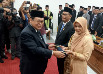 Ketua DPRD Natuna Lantik PAW  Juanaidi dan Andres