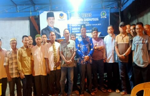 Wakil Ketua II DPRD Kota Tanjungpinang Hendra Jaya Foto Bersama Warga Usai Reses. Foto ALPIAN TANJUNG