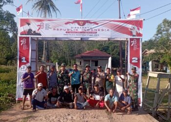 Semangat Menyambut Hut Ri Ke 78 Babinsa Dan Masyarakat Bangun Gapura
