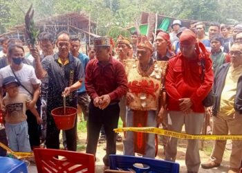 Ritual Cuci Kampung Ketua Dewan Adat Dayak Gelar Pemotongan Police Line Di Rumah Warganya.