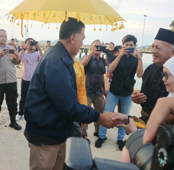 Masyarakat Antusias Sambut Kunker Bupati Natuna di Serasan